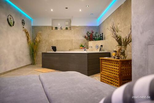 Foto - Wellnessparadies Whirlpool + Sauna entspannt nur für 2 genießen