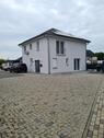 Foto - Modernes Einfamilienhaus mit Doppelgarage und PV-Anlage