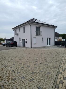 Foto - Modernes Einfamilienhaus mit Doppelgarage und PV-Anlage