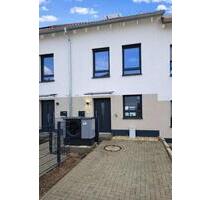 Erstbezug: Neubau-Reihenhaus mit 2 Stellplätzen, A+ Energieeffizienz & Einbauküche - Neuberg