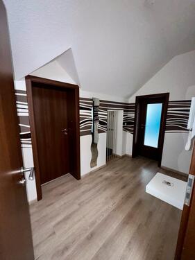 Foto - Moderne Dachgeschosswohnung mit Einbauküche und Garten