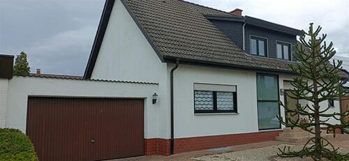 Foto - Freistehendes Einfamilienhaus mit großem Grundstück