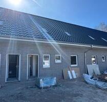 Neubau-Reihenhaus mit Terrasse, Garten & neuer Einbauküche – Erstbezug ab 01.05 - Westoverledingen