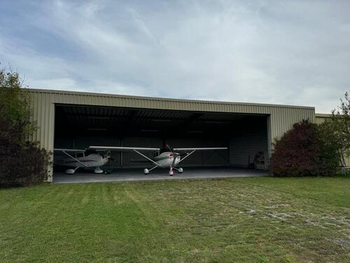 Foto - Hangar Stellplatz EDQC Coburg Flugzeug Echo Klasse