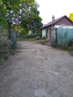 Foto - Sonniges Gartengrundstück eingezäunt mit gemauertem Haus