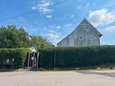 Foto - Haus mit Grundstück, Garage und Anbau