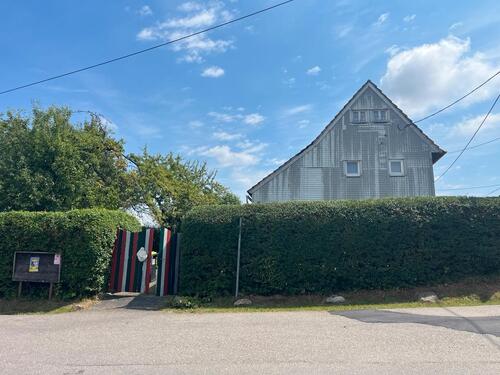 Foto - Haus mit Grundstück, Garage und Anbau