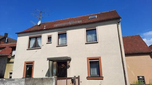 Foto - Großes Einfamilienhaus mit Hof und Garten