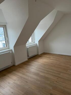 Foto - Renovierte, Teilmodernisierte geräumige 2 ZKB Wohnung