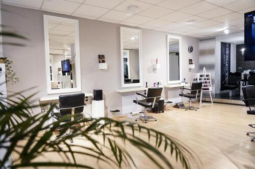 Foto - StuhlmieteNageldesignHaarverlängerungMake-up Artist