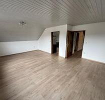 Charmante Dachgeschosswohnung mit großzügigem Wohnbereich - Adelsdorf
