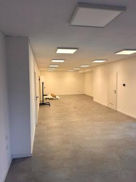 Foto - Ihr neuer Firmensitz: Lagerhalle mit Büro im Industriegebiet