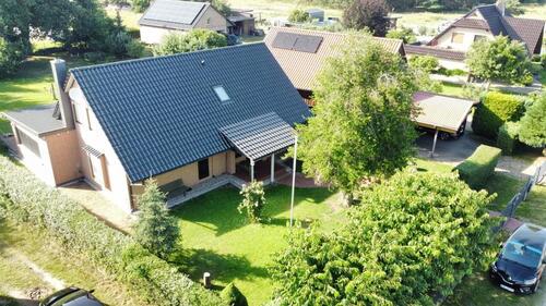 Foto - Attraktives Einfamilienhaus mit Nebengebäude und Garten