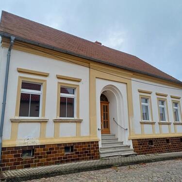 Foto - Großes Wohnhaus mit Hof und Nebengelass