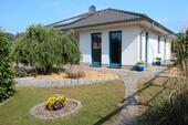 Foto - Altersgerecht: lichtdurchfluteter Bungalow mit attraktivem Garten