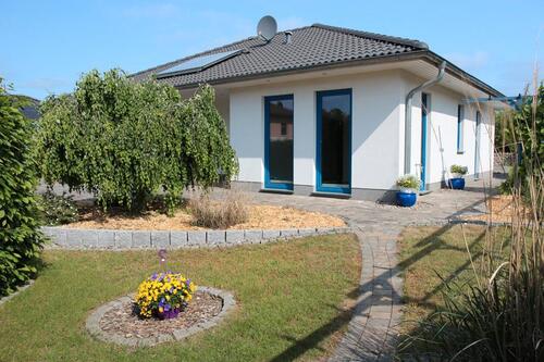 Foto - Altersgerecht: lichtdurchfluteter Bungalow mit attraktivem Garten