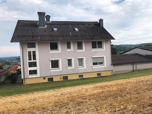 Foto - Mehrfamilienhaus mit PV, Garagen und Wirtschaftsgebäuden
