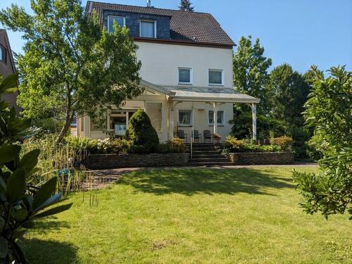 Foto - 3 Familienhaus, zentrale Lage, 2 Garagen, schöner großer Garten