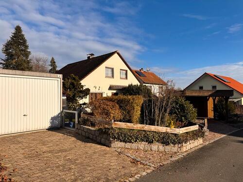 Foto - Haus mit Pool und großem Garten