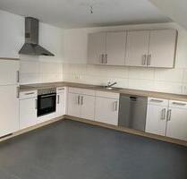 NEUWERTIGE 3-ZIMMER-WOHNUNG BESTE LAGE KÜCHE BALKON STELLPLATZ - Haßfurt