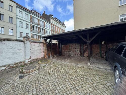 Foto - Teilüberdachter Stellplatz in zentraler Lage – bequem, geschützt und sofort verfügbar!