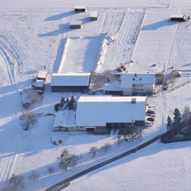 Foto - Wohnen mit dem Pferd, kleine Wohnung mit Einstellplatz
