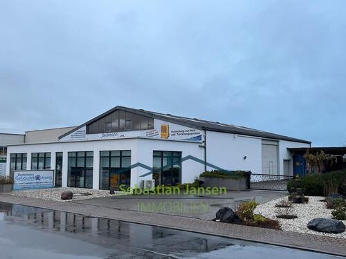 Foto - Produktions- oder Lagerhalle mit Büros an der Werkstraße