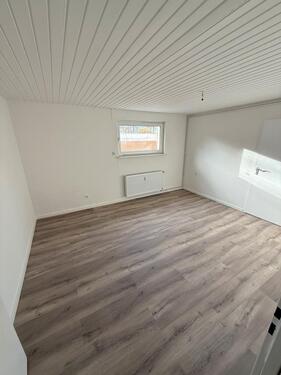Foto - Großzügige neu frisch sanierte 6-Zimmer Kellerwohnung