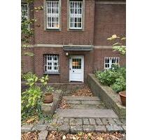 Charmante 2-Zimmer-Wohnung mit eigenem Eingang und Sonnenterrasse in denkmalgeschütztem Haus - Düsseldorf Stadtbezirk 6