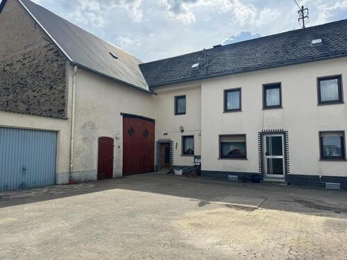 Foto - Bauernhaus mit Hof, großer Scheune, Garage und Garten