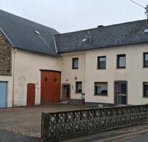 Bauernhaus mit Hof, großer Scheune, Garage und Garten - Bruttig-Fankel