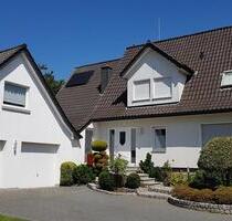 Wohnhaus mit Doppelgarage - 359.000,00 EUR Kaufpreis, in Ibbenbüren (PLZ: 49477)