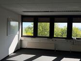 Foto - moderner Büroraum mit Blick ins Grüne