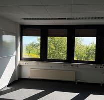 moderner Büroraum mit Blick ins Grüne - Leonberg