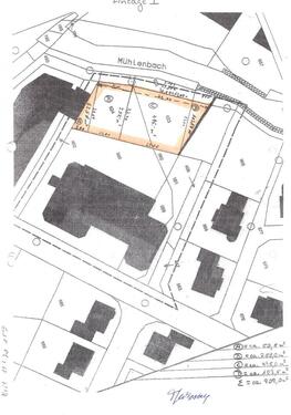 Foto - eingezäunte, gepflasterte Freifläche