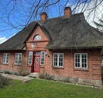 Großzügiges reetgedecktes Haus - 2.150,00&nbsp;EUR Kaltmiete, ca.&nbsp; 215,00&nbsp;m&sup2; in Barkelsby (PLZ: 24360)