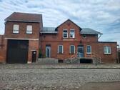 Foto - Haus mit Hof, Scheune ,Garagen , Schleppdach und viel Nebengelass
