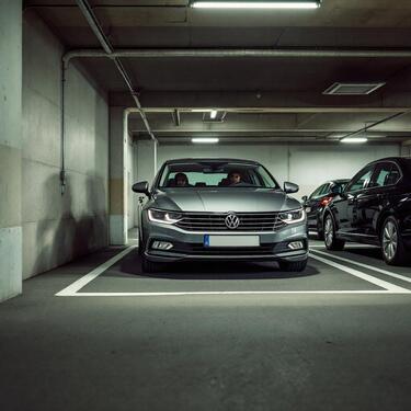 Foto - Tiefgaragenstellplatz - 70,00 EUR Miete,