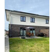 Ruhig gelegene Doppelhaushälfte im Grünen - KfW 40+ - Schuby