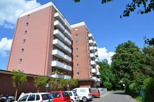 Foto - Blick über die Stadt: moderne Endetage mit riesiger Design-Wohnküche, Balkon, Vollbad und viel Platz