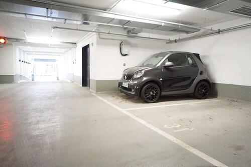 Foto - Kurzer Smart-Tiefgaragenstellplatz mit Ladestation in der Bleibtreustraße 25 nahe Kudamm