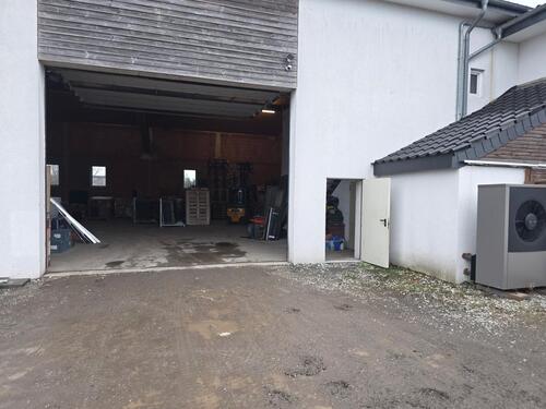 Foto - Gewerbehalle mit Bürofläche und Parkfläche zu vermieten