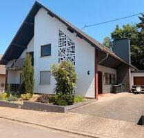 Architektenhaus mit 2 WE, Garten & 2 Garagen, provisionsfrei - Saarwellingen