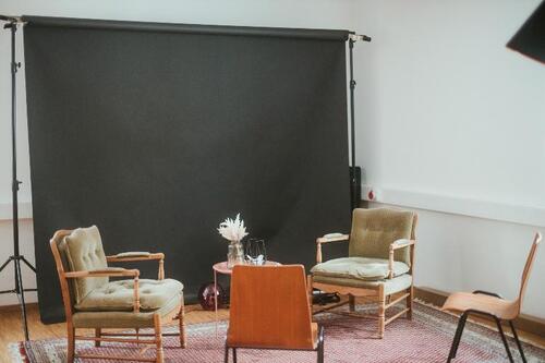 Foto - Moderner Schreibtischplatz mit eigenem Film-Foto-Studio im Coworking