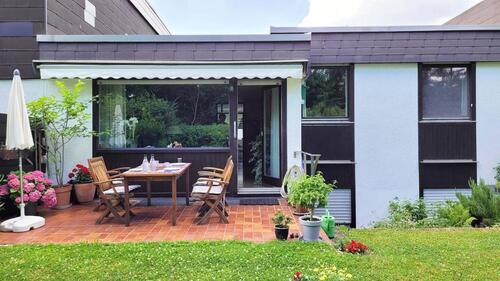 Foto - Wohnen im Bungalow: Großzügiges Reihenmittelhaus mit Garten