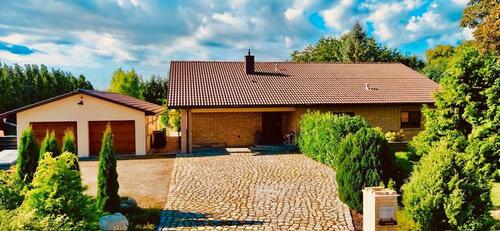 Foto - Großzügiges Familiendomizil mit weitläufiger Grünfläche und Pool