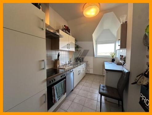 Foto - 2 Raum DG-Wohnung - Bad mit Fenster, Wanne und Dusche