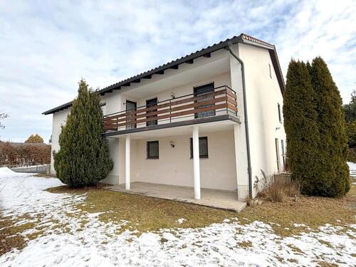 Foto - Helles Einfamilienhaus, Bungalow mit Gartenkeller, großer Garten