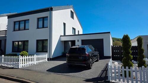 Foto - Einfamilienhaus mit Garage und schönem Garten
