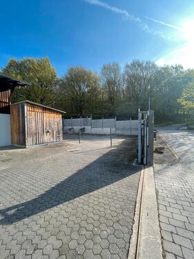 Foto - Sichere, nicht einsehbare Lagerfläche mit elektrischem Tor